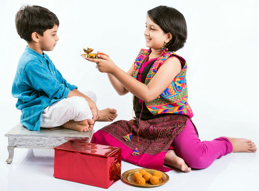 भाई को च्यूड़े पूजती बहन भाई को च्यूड़े पूजती बहन