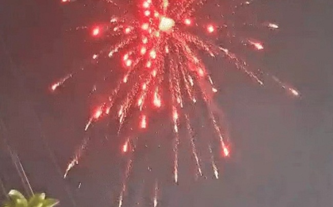 दीपावली पर आतिशबाजी दीपावली पर आतिशबाजी