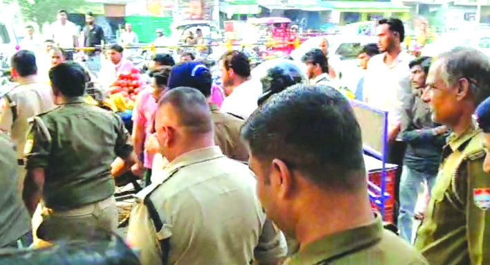 घटनास्थल पर मौजूद भीड़ घटनास्थल पर मौजूद भीड़