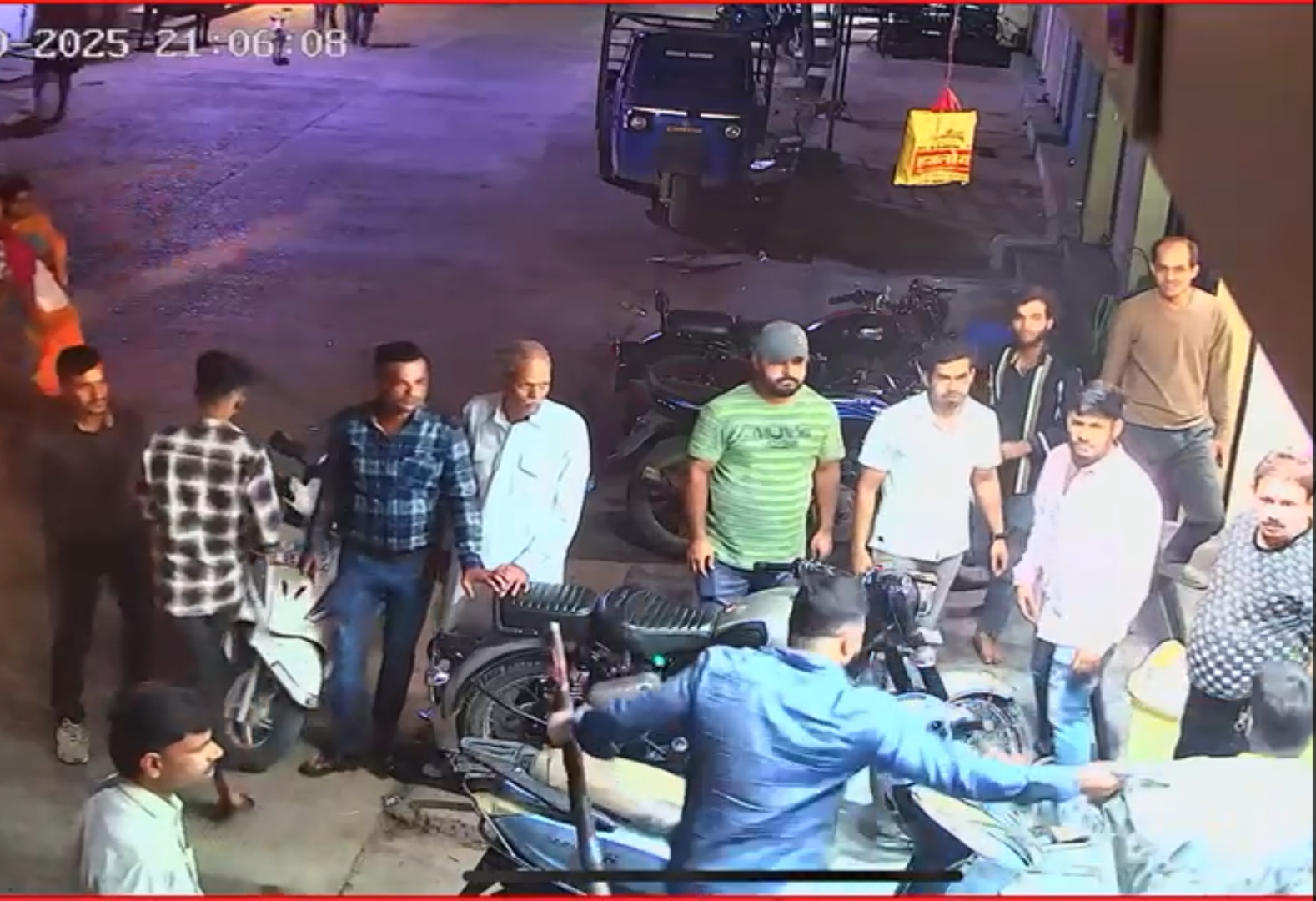 बेखौफ अपराधी, कपड़े के शोरूम में घुसे युवक पर बेसबॉल के डण्डे से हमला बेखौफ अपराधी, कपड़े के शोरूम में घुसे युवक पर बेसबॉल के डण्डे से हमला