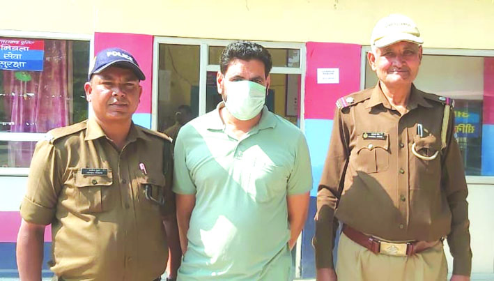पुलिस गिरफ्त में आरोपित पुलिस गिरफ्त में आरोपित