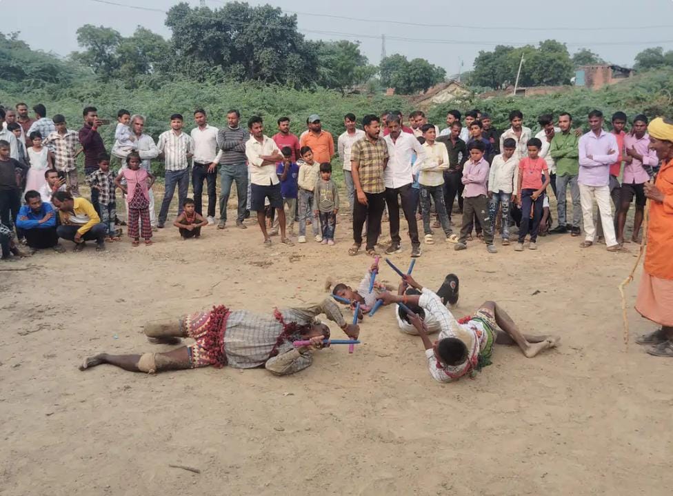 बरसाने की तरह एतिहासिक किले के पास हुई लट्ठमार दिवाली बरसाने की तरह एतिहासिक किले के पास हुई लट्ठमार दिवाली