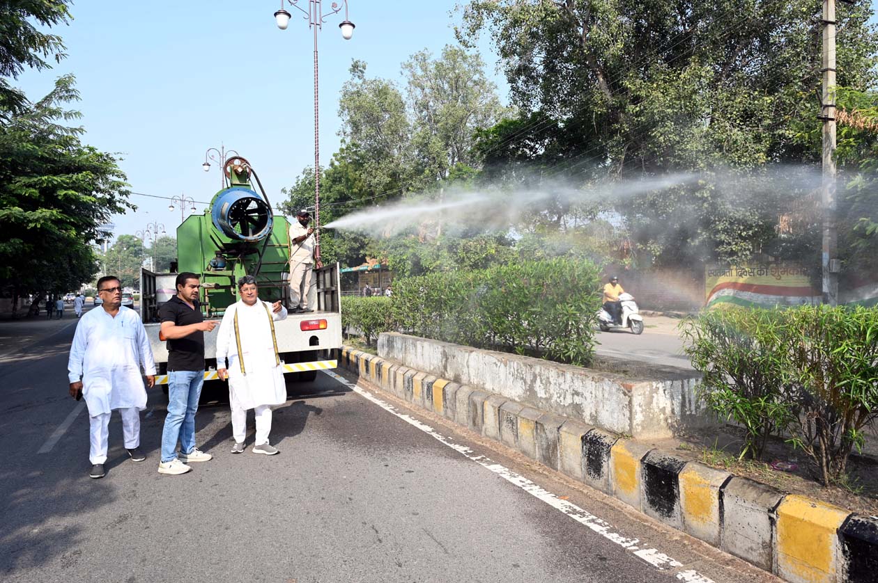 एंटी स्मॉग गन से छिड़काव कार्य का शुभारंभ करते मेयर प्रवीण पोपली। एंटी स्मॉग गन से छिड़काव कार्य का शुभारंभ करते मेयर प्रवीण पोपली।