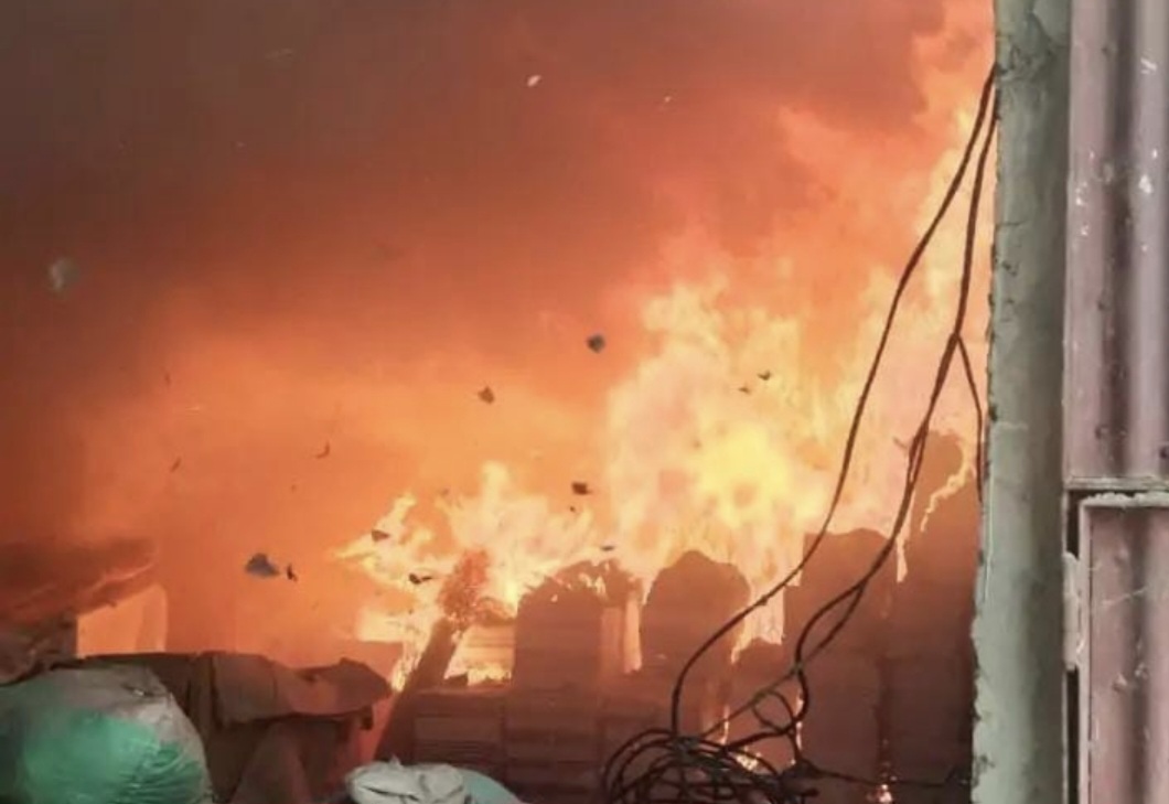 गोदाम में लगी आग से लाखों का नुकसान गोदाम में लगी आग से लाखों का नुकसान