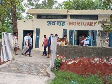 नागरिक अस्पताल झज्जर में यहां रखवाया गया है हंसराज का शव। नागरिक अस्पताल झज्जर में यहां रखवाया गया है हंसराज का शव।