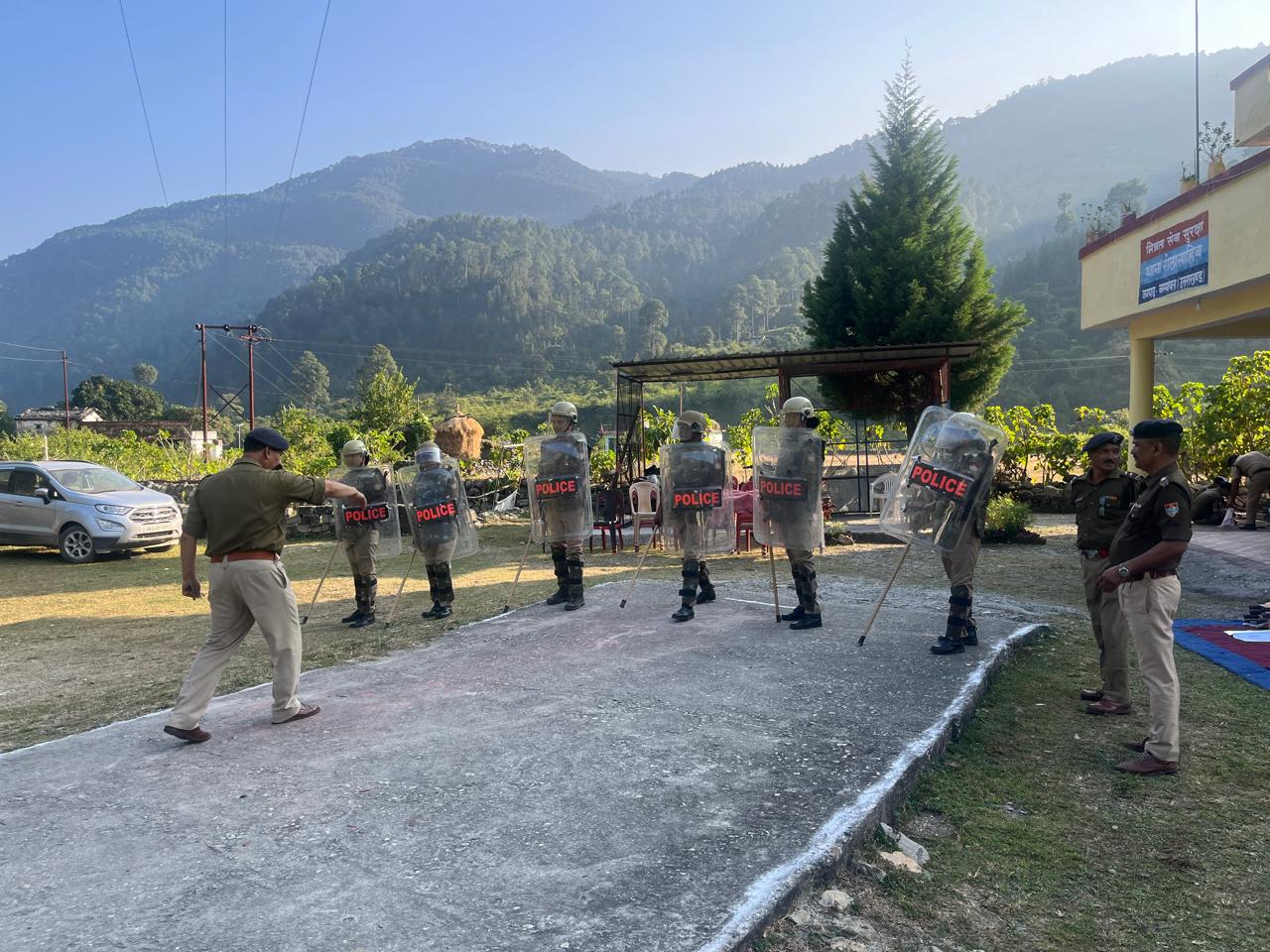 शास्त्रों की जांच और अभ्यास करते पुलिसकर्मी शास्त्रों की जांच और अभ्यास करते पुलिसकर्मी