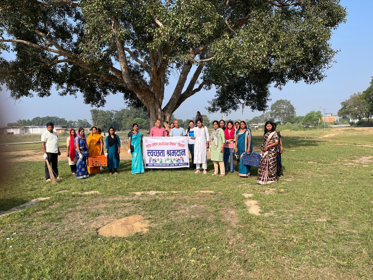 ग्राम पंचायत चंद्रपुर में बिहान की दीदियों ने किया स्वच्छता श्रमदान ग्राम पंचायत चंद्रपुर में बिहान की दीदियों ने किया स्वच्छता श्रमदान