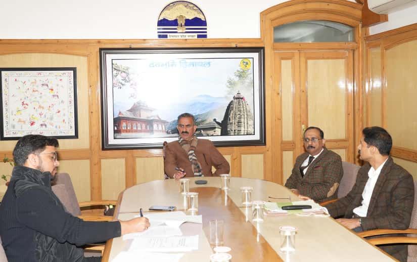 मुख्यमंत्री पर्यटन परियोजनाओं की समीक्षा बैठक करते हुए।