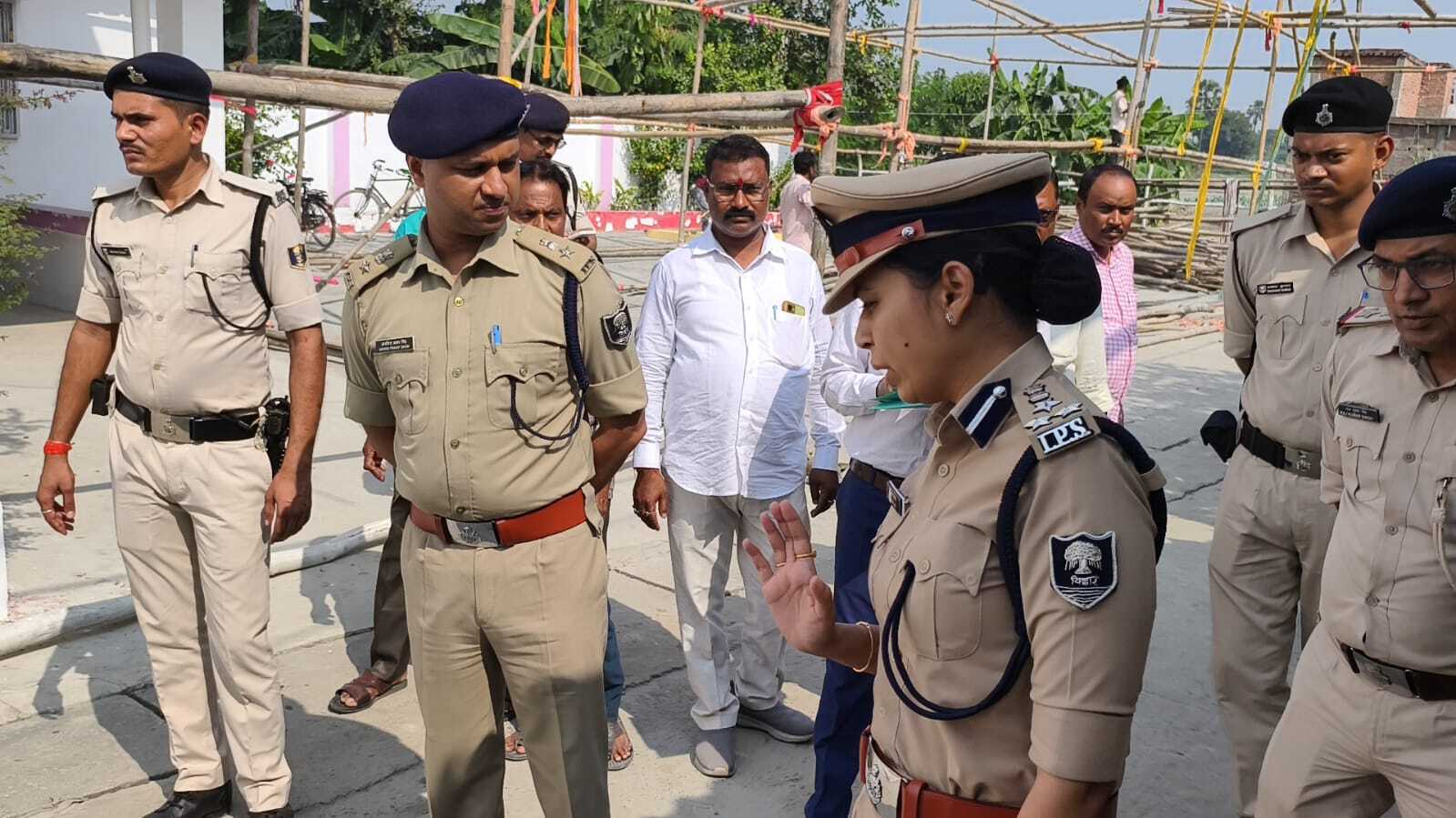 तैयारी में जुटे अधिकारी तैयारी में जुटे अधिकारी