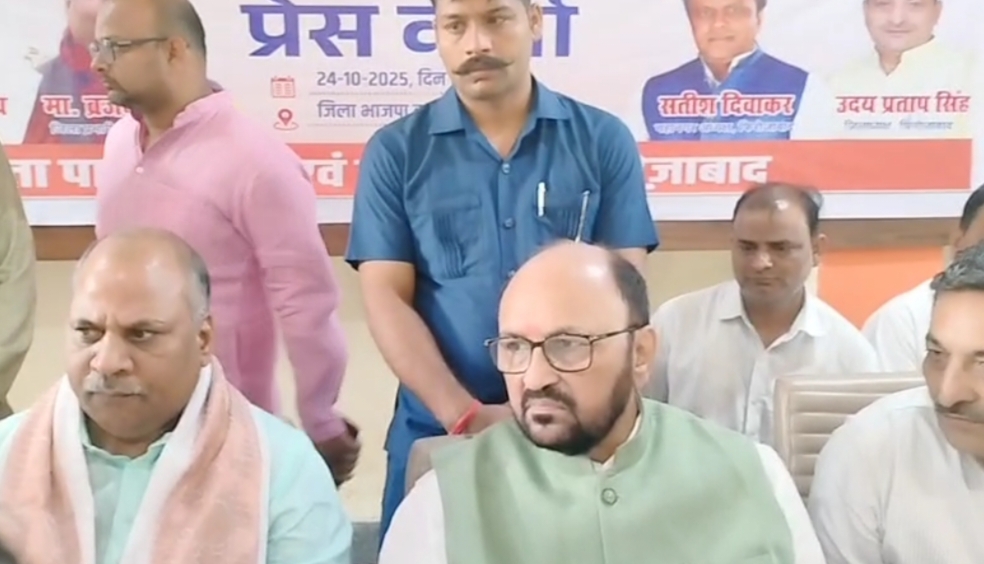 वार्ता करते कैबिनेट मंत्री योगेंद्र उपाध्याय वार्ता करते कैबिनेट मंत्री योगेंद्र उपाध्याय