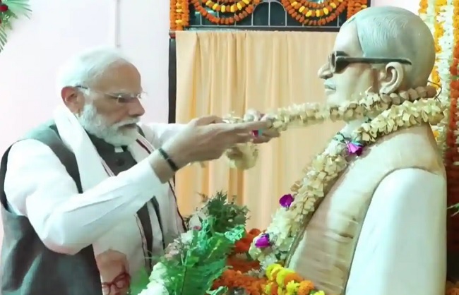 प्रधानमंत्री नरेन्द्र मोदी स्व. कर्पूरी ठाकुर को नमन करते हुए