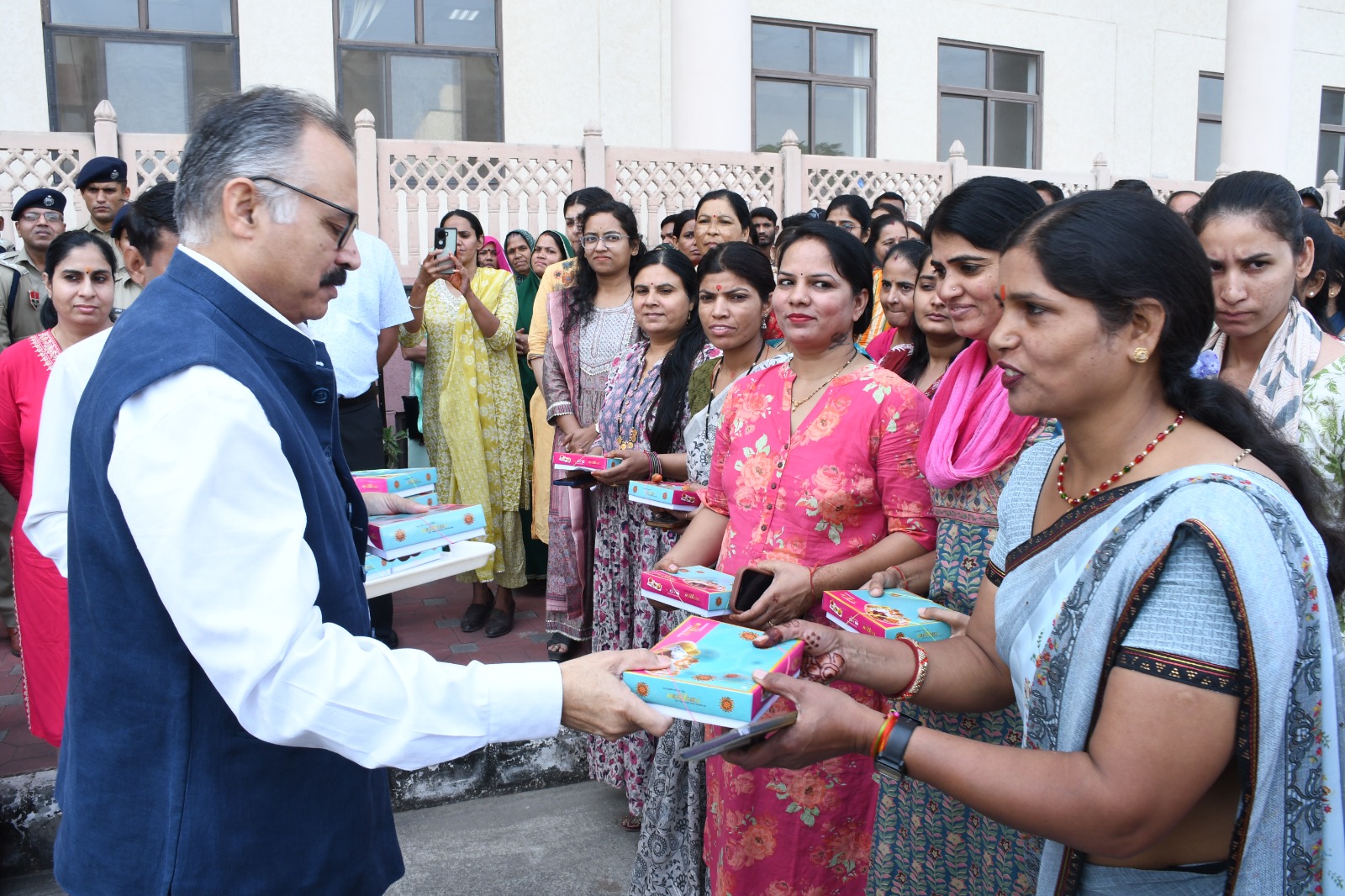 डीजीपी शर्मा ने दीपावली स्नेह मिलन समारोह में पुलिस अधिकारियों व कर्मियों को दी शुभकामनाएँ डीजीपी शर्मा ने दीपावली स्नेह मिलन समारोह में पुलिस अधिकारियों व कर्मियों को दी शुभकामनाएँ