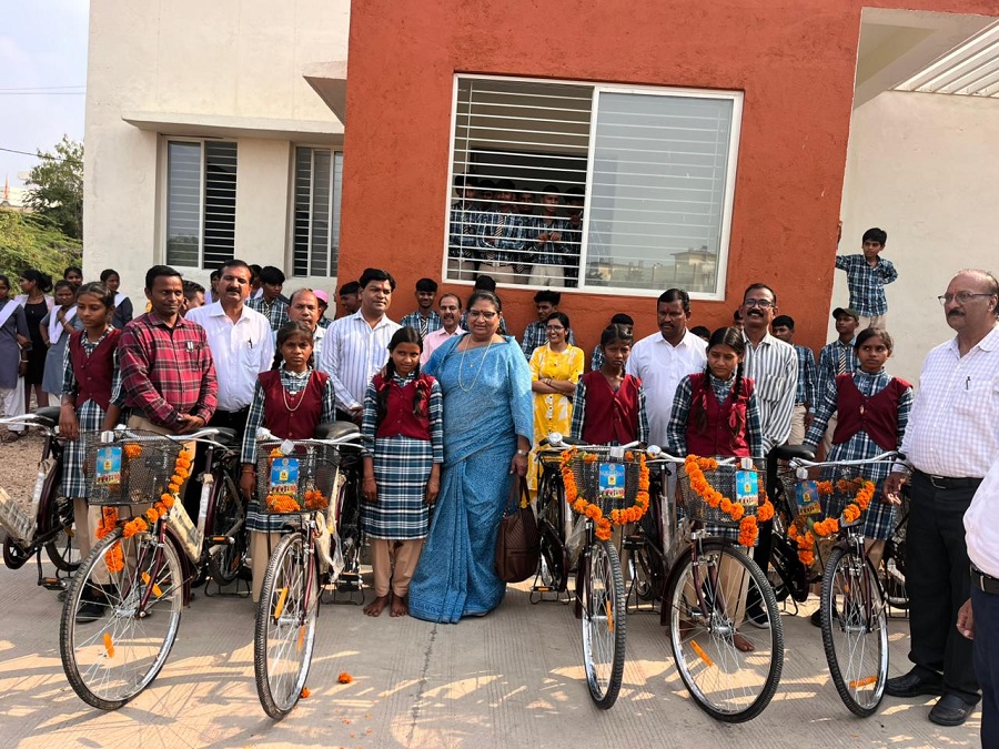 मंत्री निर्मला भूरिया ने झाबुआ में छात्राओं को वितरित की साइकिलें