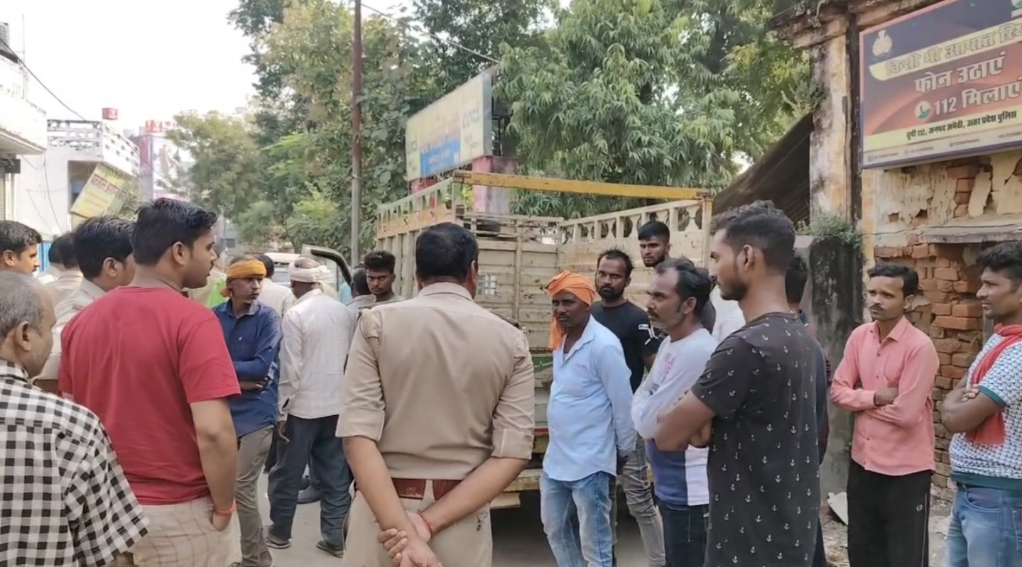 परिजनों को समझते पुलिसकर्मी परिजनों को समझते पुलिसकर्मी