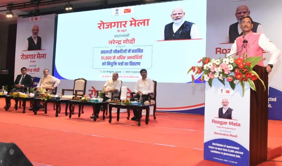 कार्यक्रम को संबोधित करते हुए संजय सेठ कार्यक्रम को संबोधित करते हुए संजय सेठ