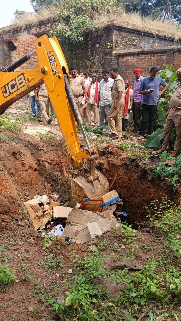 मजिस्ट्रेट की मौजूदगी में देशी व अंग्रेजी शराब नष्ट करते कर्मी। मजिस्ट्रेट की मौजूदगी में देशी व अंग्रेजी शराब नष्ट करते कर्मी।