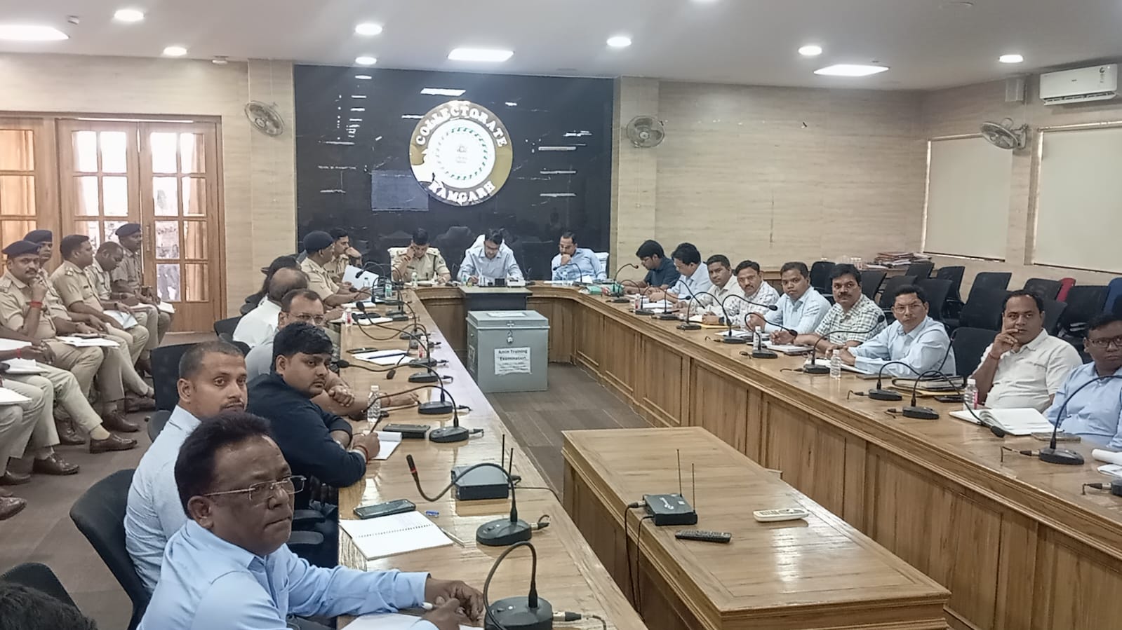 बैठक में शामिल अधिकारी बैठक में शामिल अधिकारी