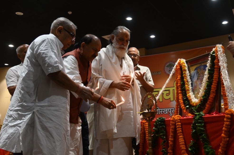 जीवन की हर समस्या का समाधान गीता में:-स्वामी ज्ञानानंद* जीवन की हर समस्या का समाधान गीता में:-स्वामी ज्ञानानंद*