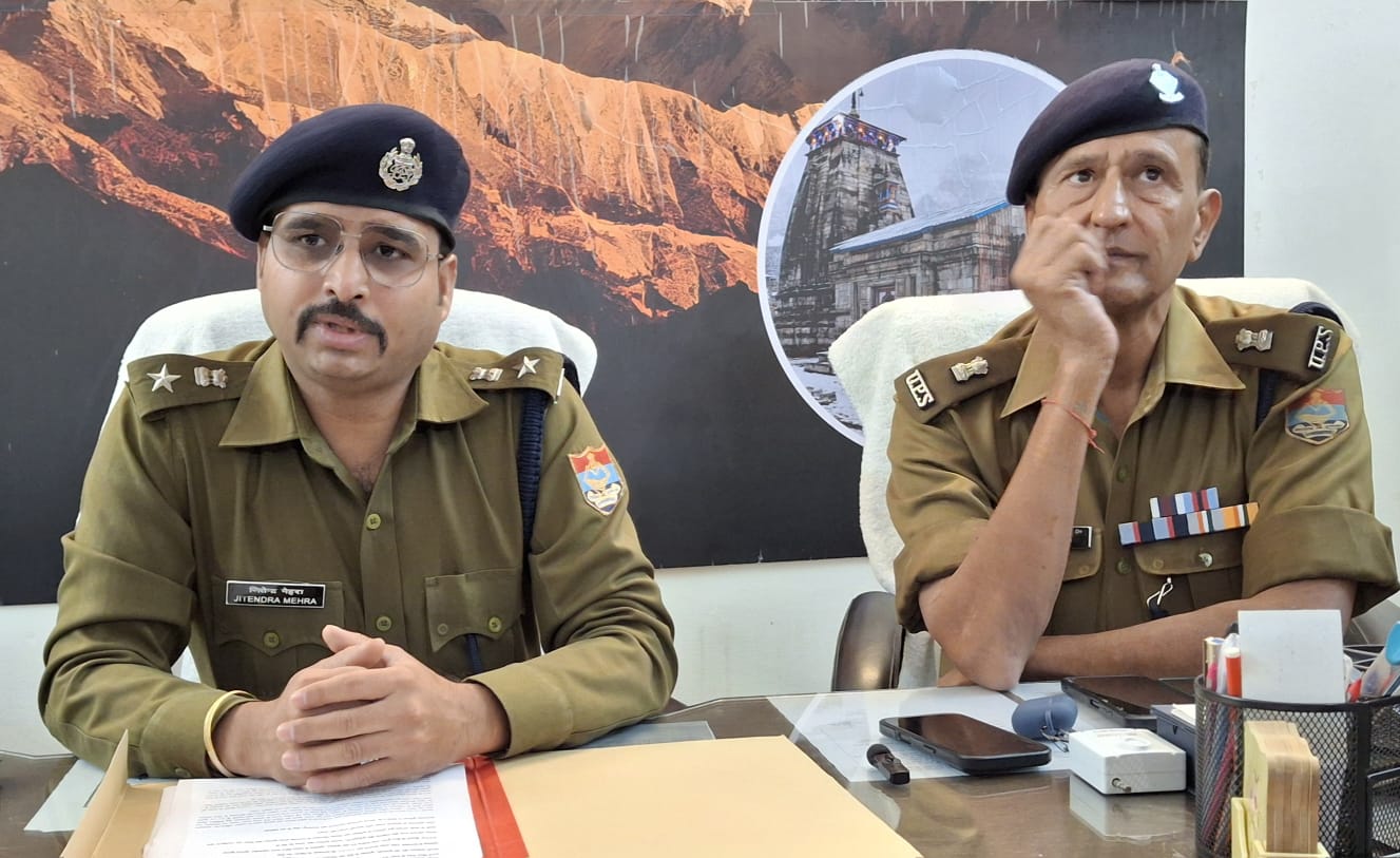 खुलासा करते पुलिस अधिकारी खुलासा करते पुलिस अधिकारी