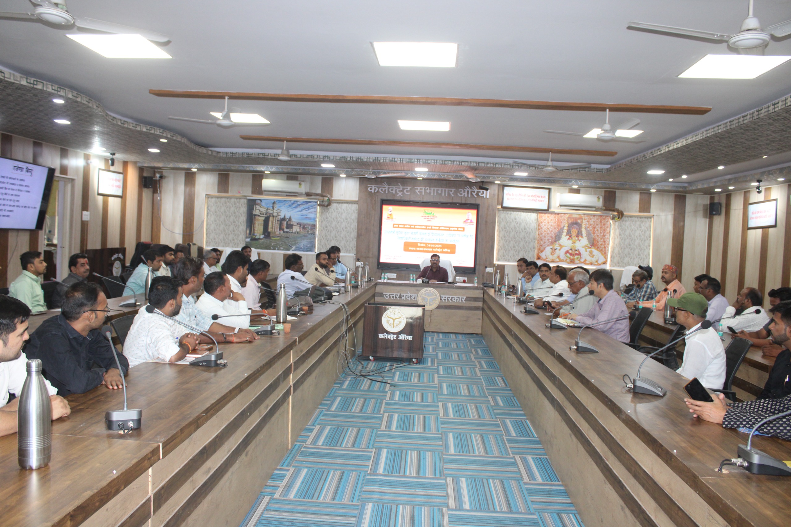 फोटो - बैठक करते डीएम फोटो - बैठक करते डीएम