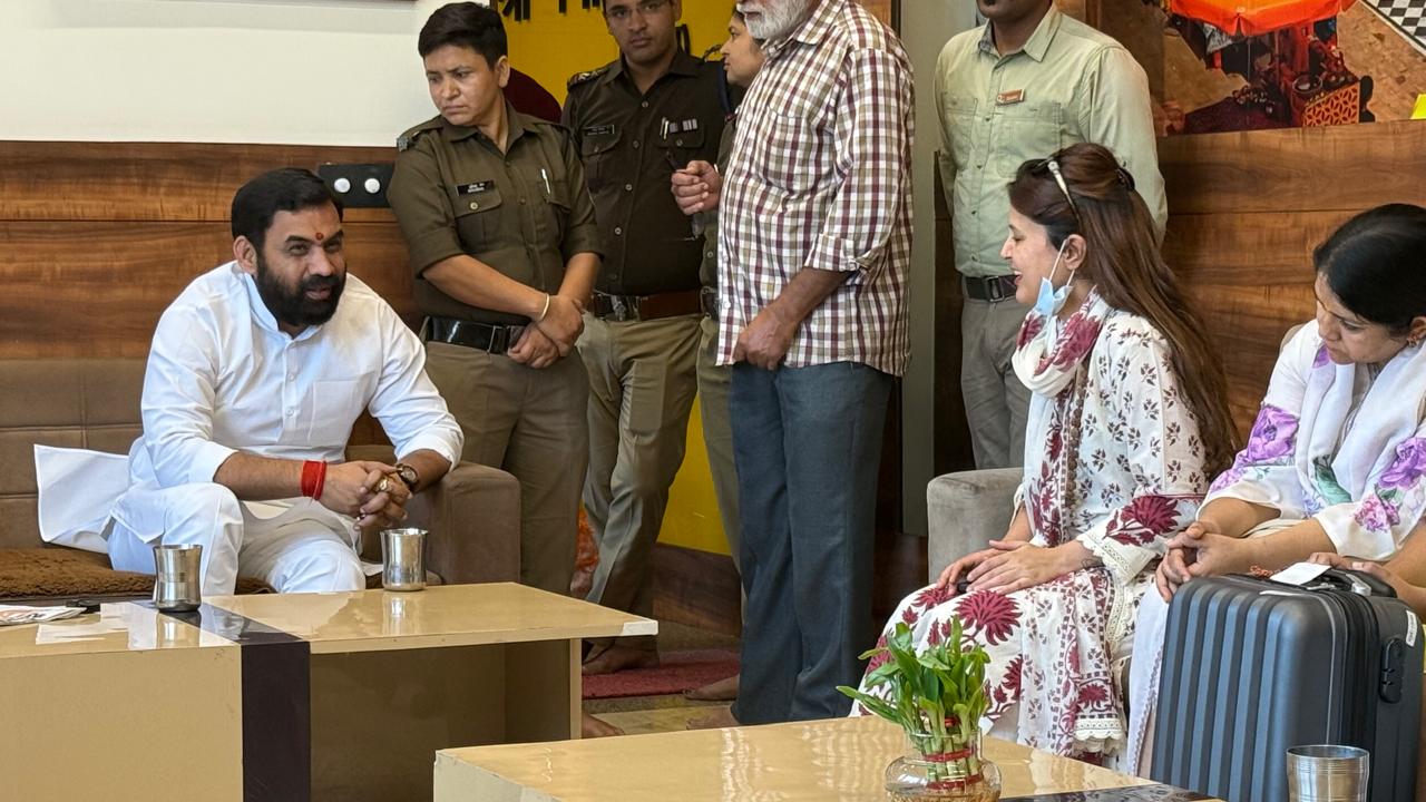 गंगा सभा कार्यालय में साक्षी धोनी