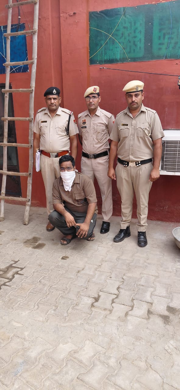 पुलिस गिरफ्त में आरोपित। पुलिस गिरफ्त में आरोपित।
