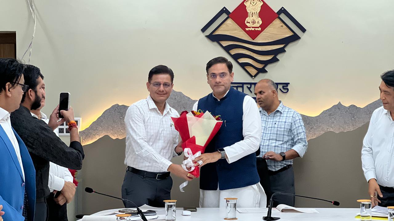 बैठक में मौजूद गनन्ना विकास मंत्री सौरभ बहुगुणा। बैठक में मौजूद गनन्ना विकास मंत्री सौरभ बहुगुणा।