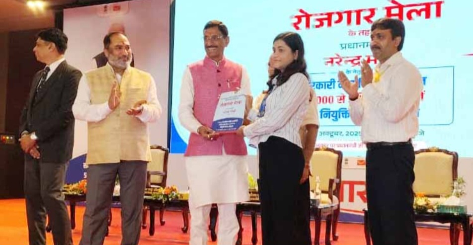 नियुक्ति  पत्र देते संजय सेठ नियुक्ति  पत्र देते संजय सेठ