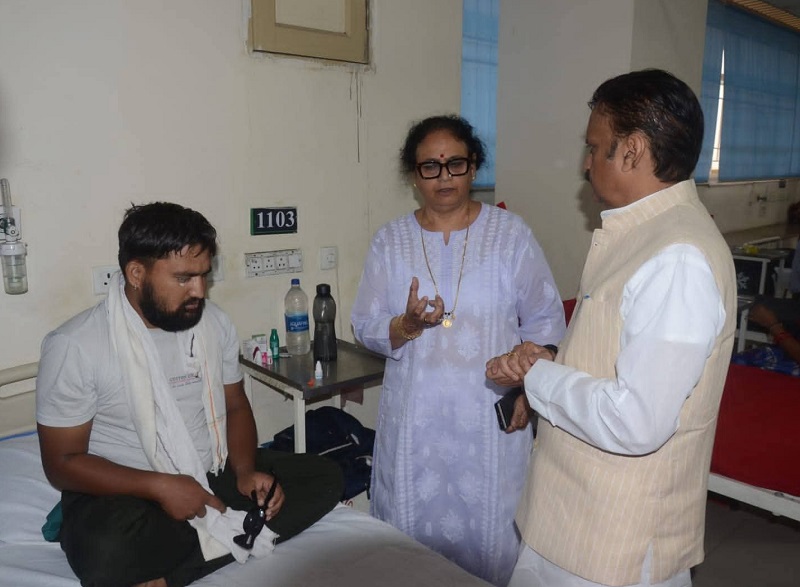 उप मुख्यमंत्री राजेन्द्र शुक्ल ने हमीदिया अस्पताल में कार्बाइड गन से प्रभावित युवाओं और बच्चों का जाना हाल उप मुख्यमंत्री राजेन्द्र शुक्ल ने हमीदिया अस्पताल में कार्बाइड गन से प्रभावित युवाओं और बच्चों का जाना हाल