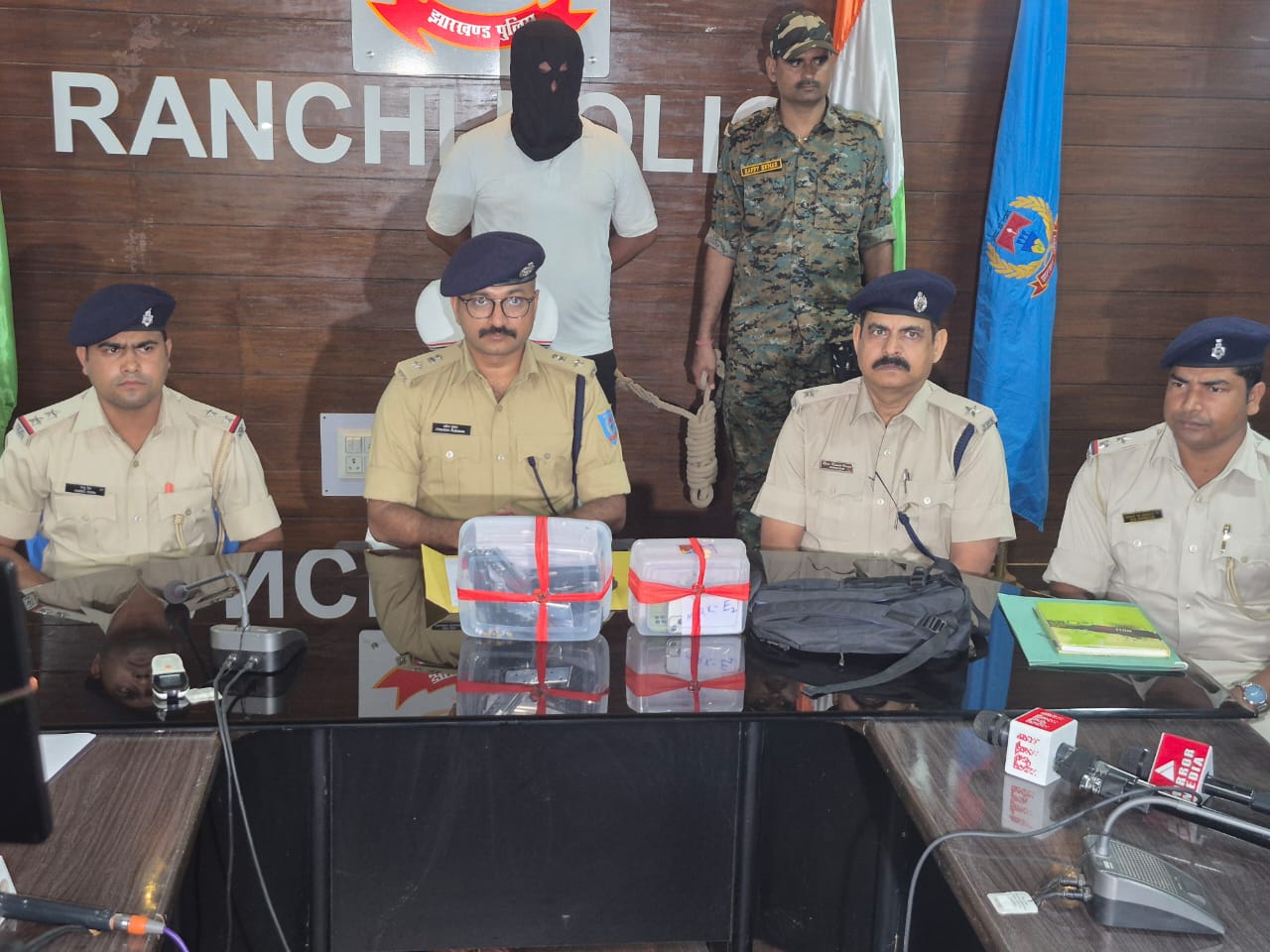 प्रेस वार्ता  करते ग्रामीण एसपी प्रेस वार्ता  करते ग्रामीण एसपी