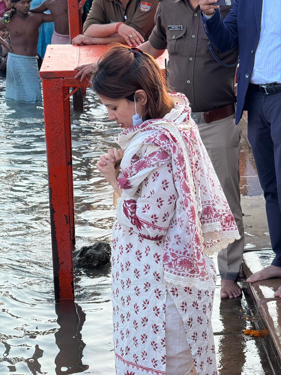 गंगा पूजन करती साक्षी धोनी