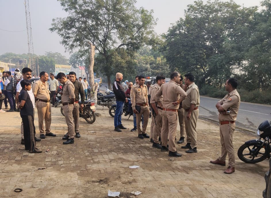 घटना स्थल पर जानकारी लेती पुलिस