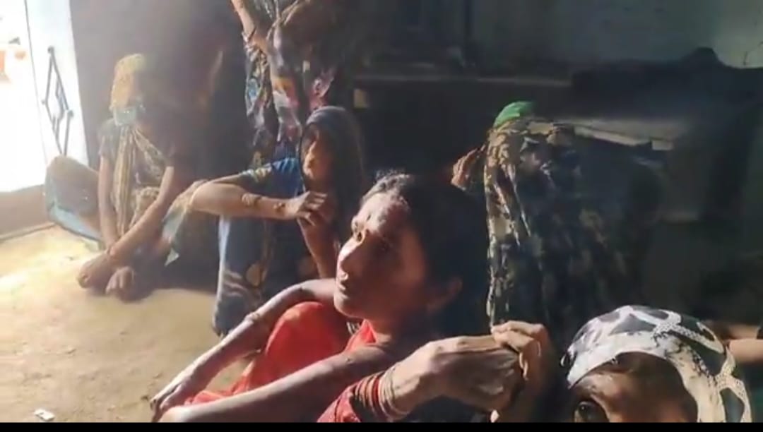 रोते बिलखते परिजन रोते बिलखते परिजन