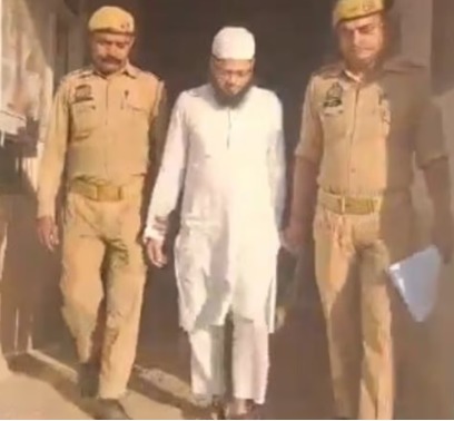 मदरसे की छात्रा से वर्जिनिटी सर्टिफिकेट मांगने के आरोप में पुलिस गिरफ्त में एडमिशन इंचार्ज मोहम्मद शाहजहां मदरसे की छात्रा से वर्जिनिटी सर्टिफिकेट मांगने के आरोप में पुलिस गिरफ्त में एडमिशन इंचार्ज मोहम्मद शाहजहां