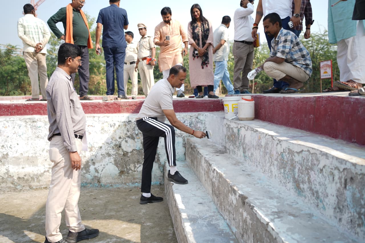 दिल्ली के समाज कल्याण मंत्री रविंद्र इंद्राज सिंह छठ घाट पर श्रमदान करते हुए