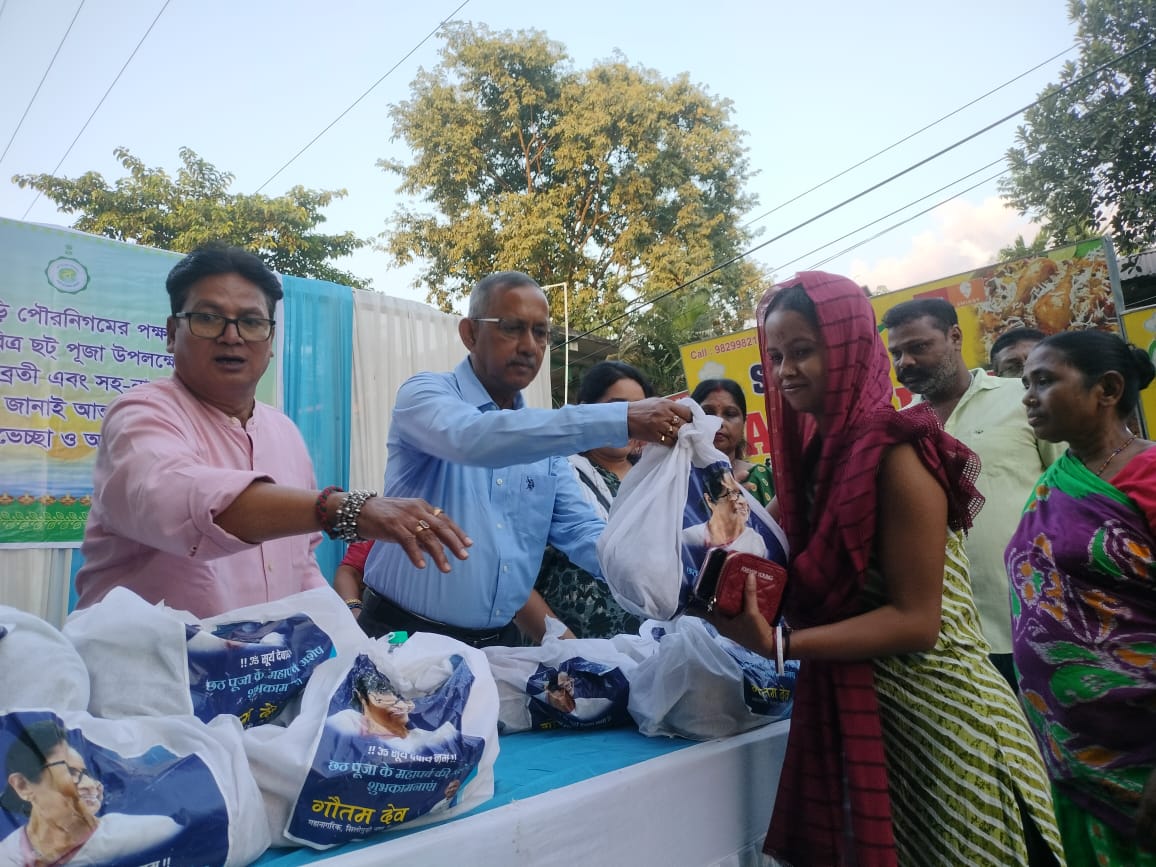 छठ व्रतियों के बीच पूजन सामग्री वितरित करते मेयर छठ व्रतियों के बीच पूजन सामग्री वितरित करते मेयर