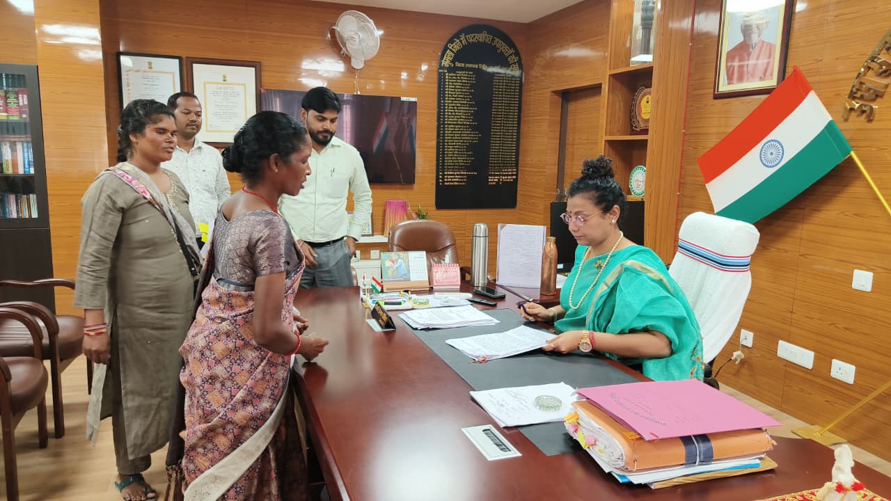 जनसमस्याएं सुनती उपायुक्त प्रेरणा दीक्षित समेत अन्य जनसमस्याएं सुनती उपायुक्त प्रेरणा दीक्षित समेत अन्य