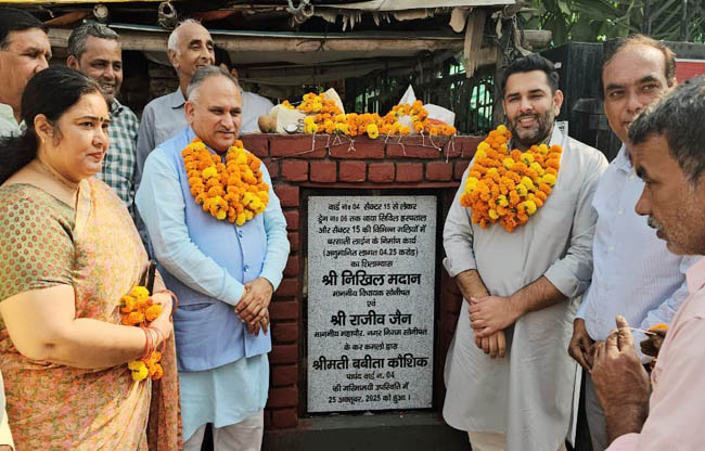 सोनीपत सोनीपत विधायक निखिल मदान और मेयर राजीव जैन विकास कार्यो को आरंभ करवाते हुए सोनीपत सोनीपत विधायक निखिल मदान और मेयर राजीव जैन विकास कार्यो को आरंभ करवाते हुए