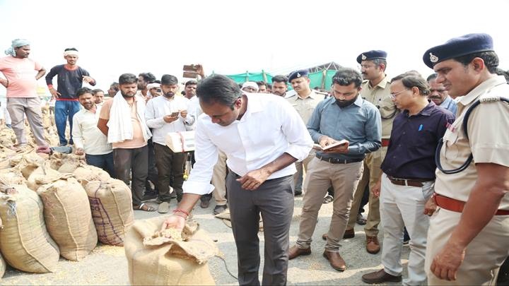 कलेक्टर ने सागर मंडी पहुंचकर कराई शुरुआत कलेक्टर ने सागर मंडी पहुंचकर कराई शुरुआत