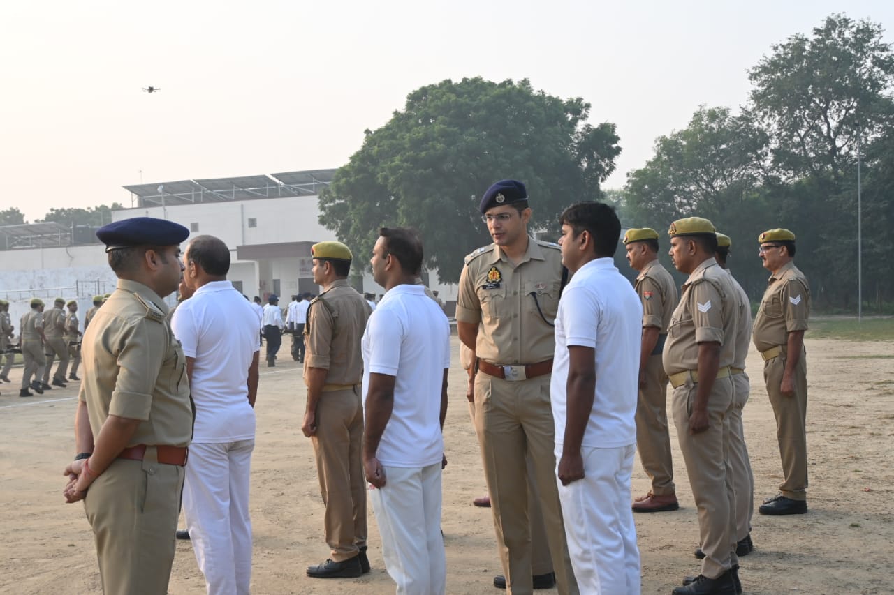 दौड़ देखते एसएसपी सौरभ दीक्षित दौड़ देखते एसएसपी सौरभ दीक्षित