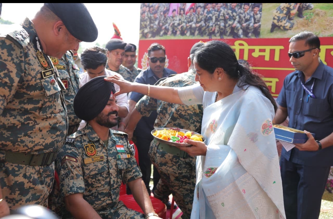 छावला में बीएसएफ कैंप में दिल्ली की मुख्यमंत्री रेखा गुप्ता बीएसएफ जवानों के साथ भाईदूज मनाते हुए