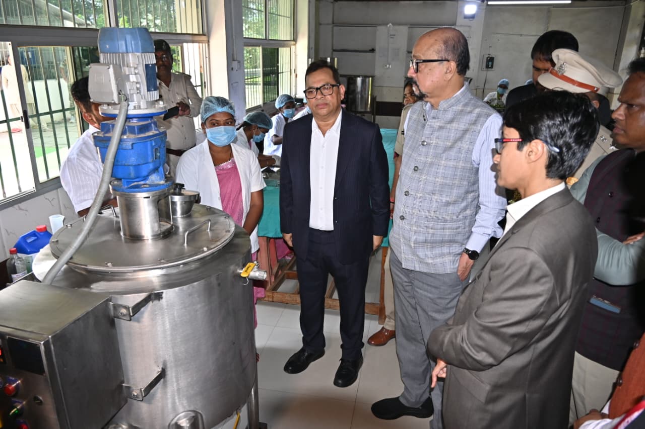 दुगली में वनधन विकास केंद्र का अवलोकन करते हुए राज्यपाल रमेन डेका व अन्य।