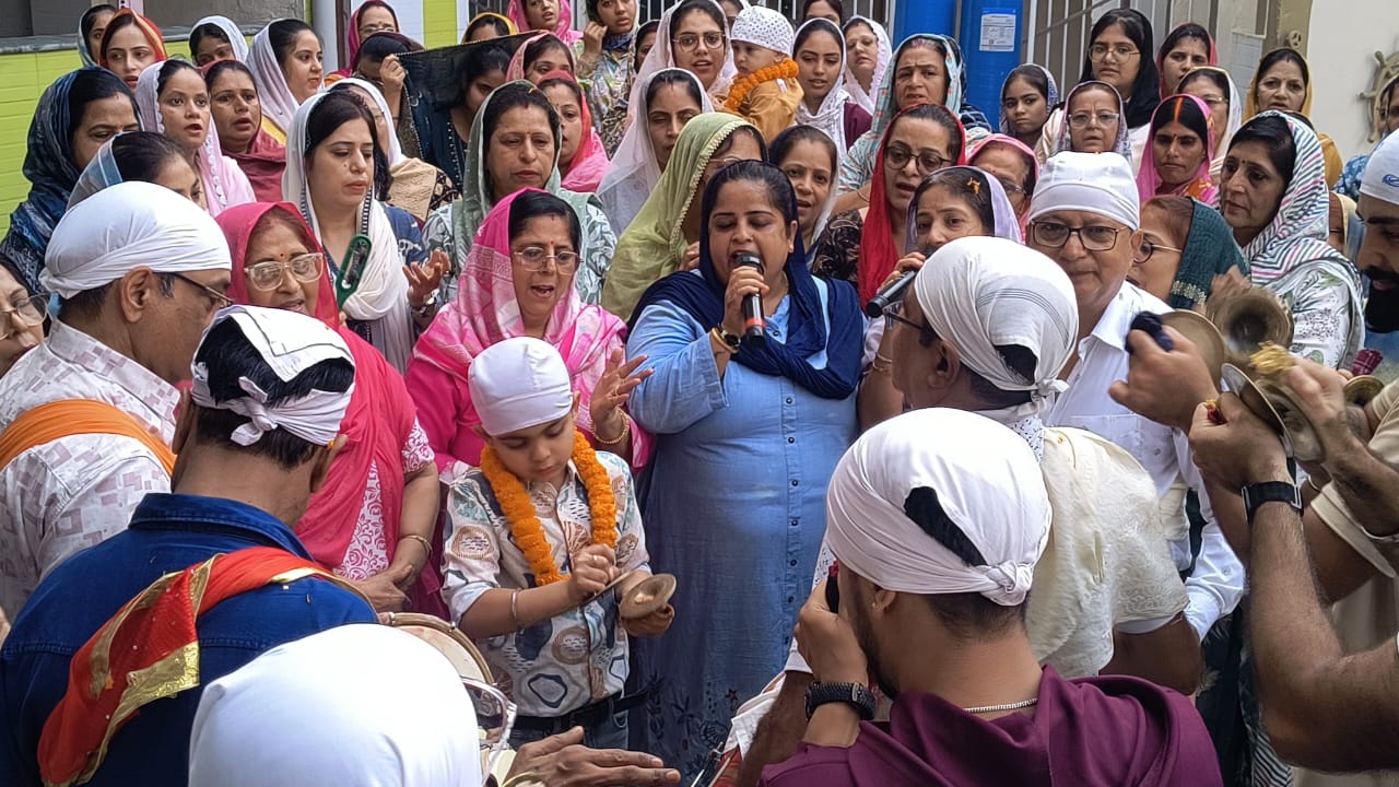 प्रभात फेरी में जुटी श्रद्धालु महिलाएं–पुरुष समेत अन्य प्रभात फेरी में जुटी श्रद्धालु महिलाएं–पुरुष समेत अन्य