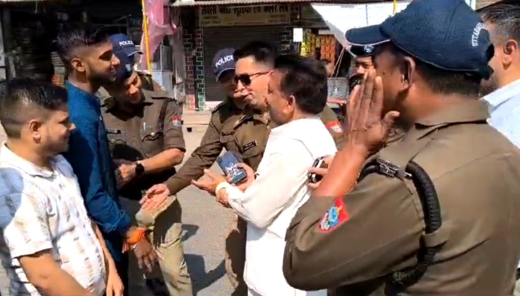 पूर्व विधायक हेमेश खर्कवाल को गिरफ्तार कर ले जाती पुलिस पूर्व विधायक हेमेश खर्कवाल को गिरफ्तार कर ले जाती पुलिस