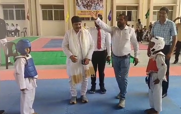 प्रदीप अग्रहरि मध्य में, जूडो प्रतियोगिता का समापन मैच प्रदीप अग्रहरि मध्य में, जूडो प्रतियोगिता का समापन मैच