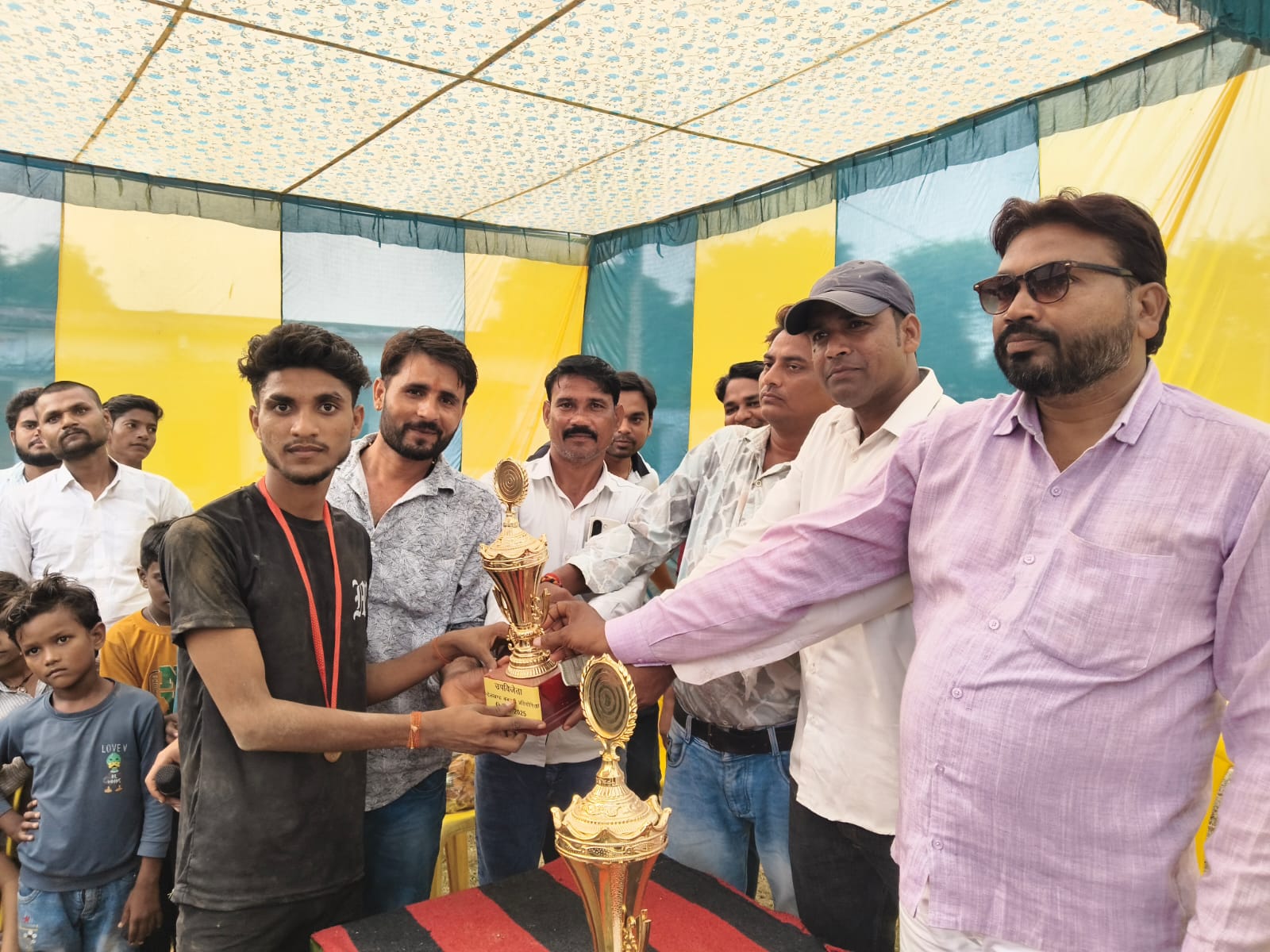 बिजेता टीम को ट्राफी देकर पुरस्कृत करते मुख्य अतिथि बिजेता टीम को ट्राफी देकर पुरस्कृत करते मुख्य अतिथि