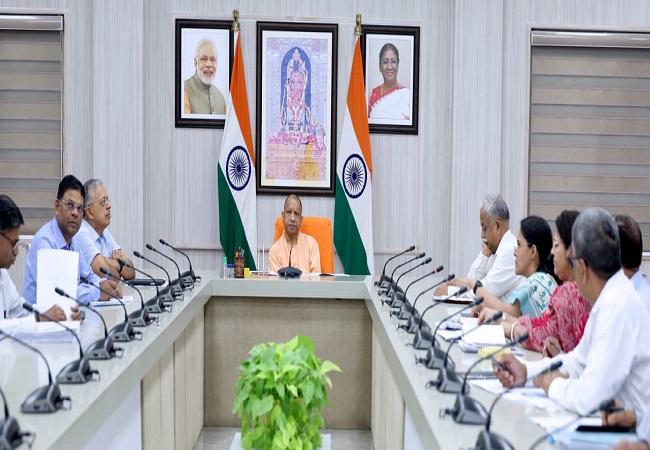 औषधि प्रशासन विभाग की बैठक करते मुख्यमंत्री योगी