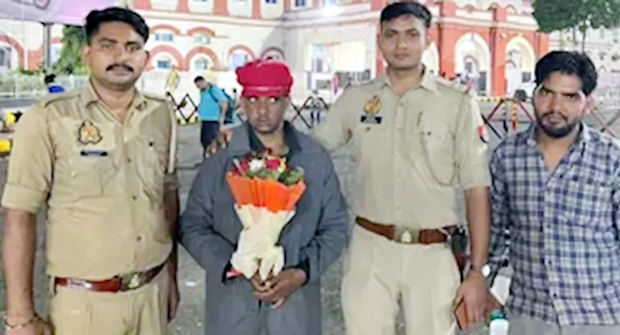 गोरखपुर रेलवे स्टेशन से गुमशुदा गणेश को उसके भाई के साथ विदा करते पुलिस कर्मी। गोरखपुर रेलवे स्टेशन से गुमशुदा गणेश को उसके भाई के साथ विदा करते पुलिस कर्मी।