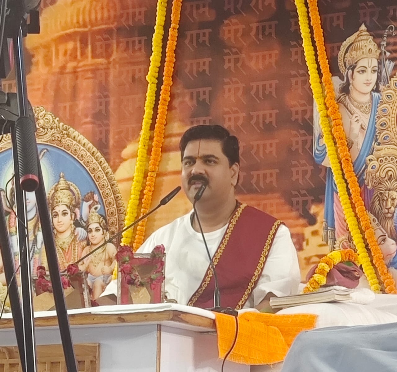 प्रवचन करते राजन जी महाराज प्रवचन करते राजन जी महाराज