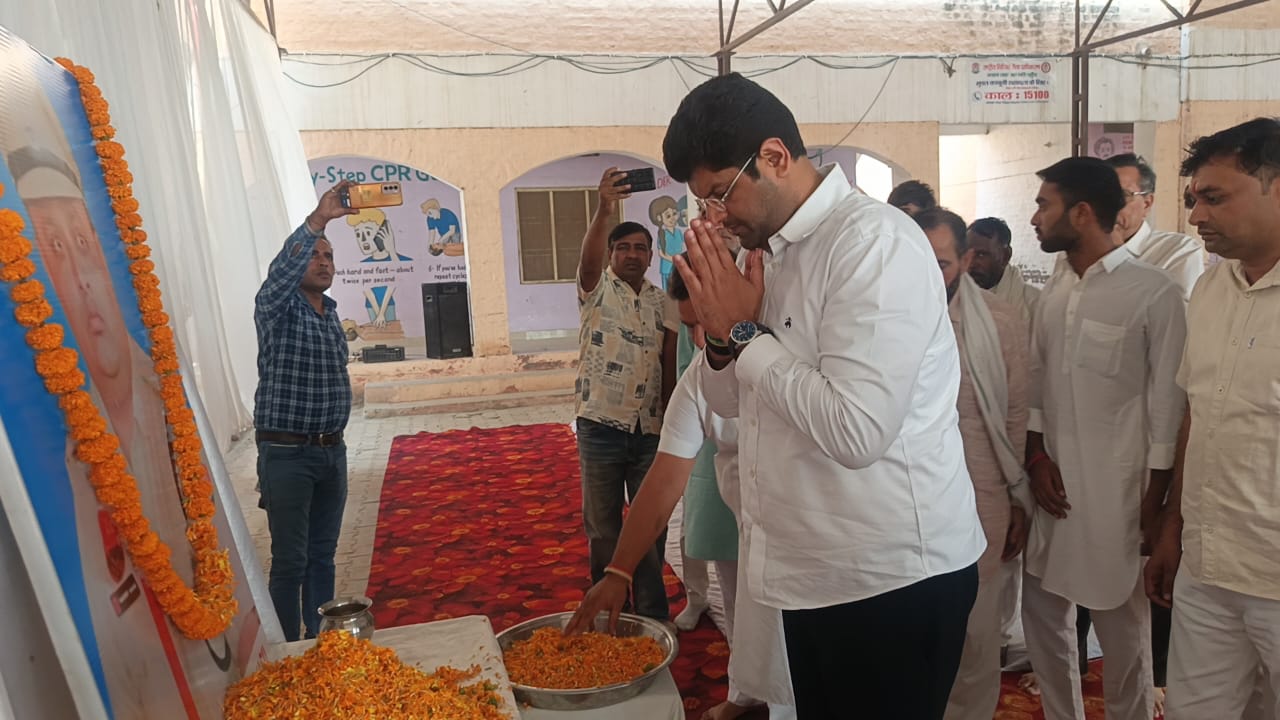 मृतक एएसआई संदीप की प्रतिमा को पुष्पार्पित करते उप मुख्यमंत्री दुष्यंत चौटाला। मृतक एएसआई संदीप की प्रतिमा को पुष्पार्पित करते उप मुख्यमंत्री दुष्यंत चौटाला।